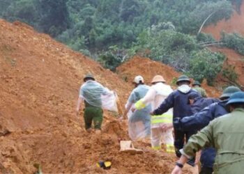 Yên Bái Chìm Trong Cơn Lũ Lịch Sử: Người Dân Tháo Chạy Trong Đêm Đầy Kinh Hoàng! 5 Yên Bái Chìm Trong Cơn Lũ Lịch Sử: Người Dân Tháo Chạy Trong Đêm Đầy Kinh Hoàng!